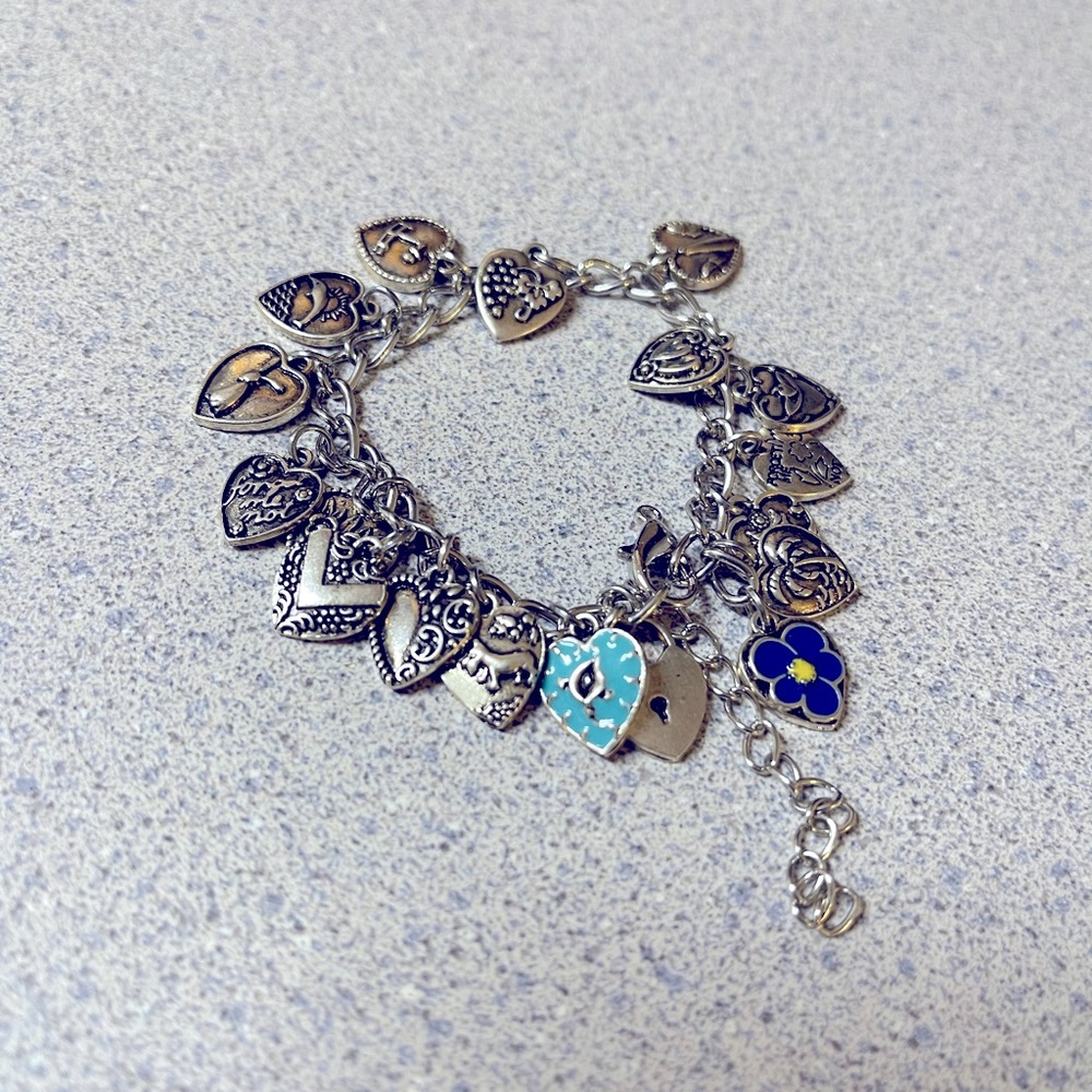 Heart charm bracelet w/ adjustable links